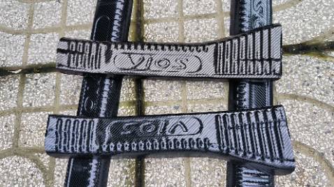 Bốn Thanh nẹp mà hai màu . Nhà bán cẩu thả . Đóng hàng sơ sài bị cong vênh . nói tóm lại ai chưa mua thì đừng nên mua.