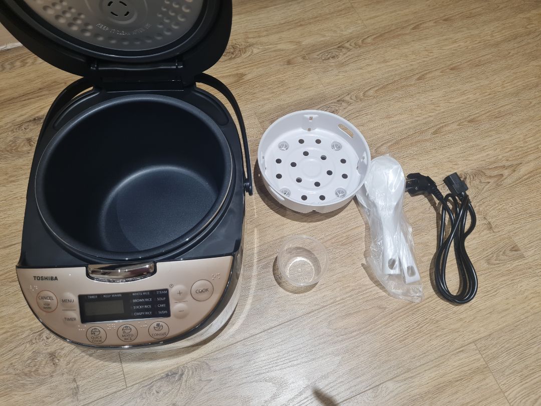 Giao hàng nhanh, hàng nguyên vẹn. Nồi đẹp, lòng nồi dày, nấu cơm ngon. Xửng hấp là kiểu có chân chứ ko phải kiểu cài vào miệng nồi như mấy loại mình hay dùng