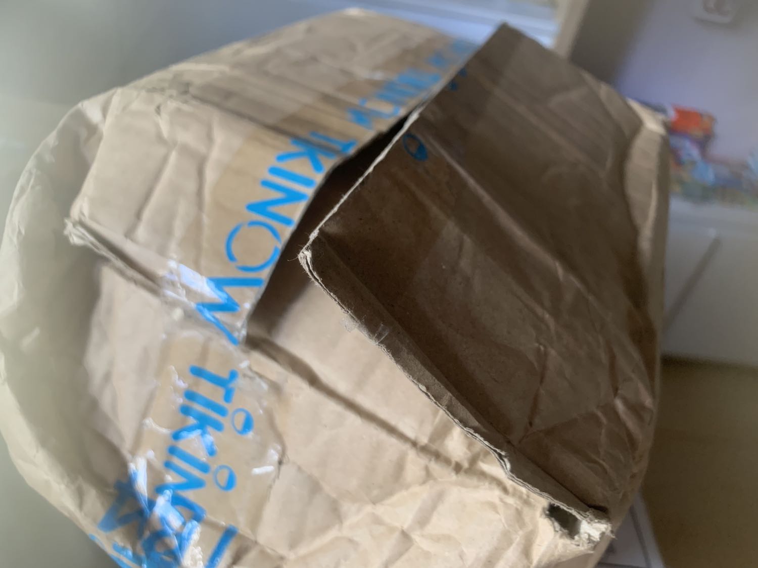 Mình đánh giá 5 sao cho tác phẩm “đu đưa trên ngọn cây bàng” nhưng xin phép đánh giá 1 sao cho cách đóng gói của Tiki. Bạn shipper giao hàng còn phải thốt lên “Đóng hàng không có tâm”. 
Đây không phải lần đầu tiên mình nhận được hàng trong tình trạng gói hàng lỏng lẻo, nhưng lần này là tệ nhất: sách không được chèn bọc kỹ xô lệch quăn mép và rất bụi bặm. Gói hàng thì bung ra gần hết, chỉ cần lật nhẹ cũng mở được như thế kia.
Có vẻ Tiki chẳng muốn cải thiện cách phục vụ này vì mình thấy cũng rất nhiều khách hàng than vãn về chuyện đóng gói ☹️