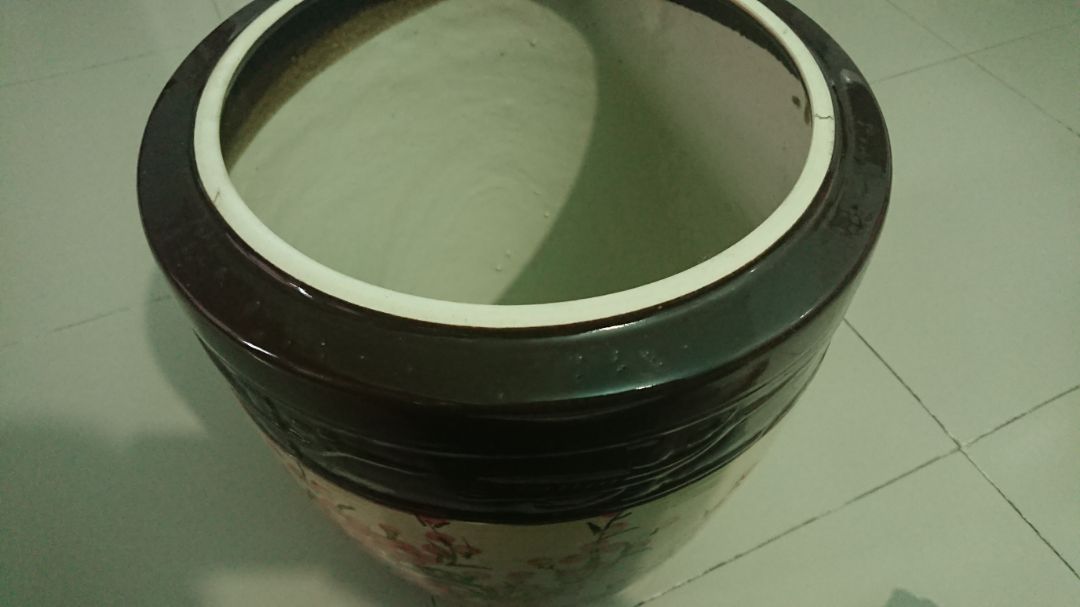 Men tráng không đều. Nhiều lỗ nhỏ li ti. Nắp đậy không được khít. Trên nắp phần gốm bị lõm khuyết.   Thật đáng thất vọng 1 thương hiệu Bát Tràng.