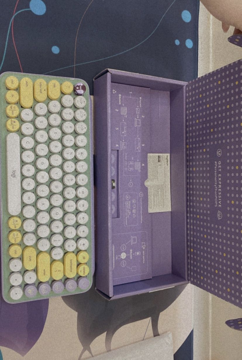 Bàn phím màu xinh xỉuuuu, bấm êm 
Hơi nặng nên sẽ khó mang vác thường xuyên bằng balo
Ai chưa quen bấm phím tròn sẽ cần thời gian để làm quen Bàn phím màu xinh xỉuuuu, bấm êm 
Hơi nặng nên sẽ khó mang vác thường xuyên bằng balo
Ai chưa quen bấm phím tròn sẽ cần thời gian để làm quen