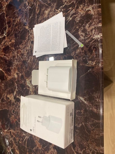 Mình đã rất tin tưởng tiki trading , và đã đặt rất nhiều đơn hàng ở apple flagship store bên *** 
Nhưng lần này mình có đặt củ sạc 20W bên tiki vì có mã giảm giá rẻ 
Và không ngờ củ sạc trong hộp là 1 củ sạc đểu không có 1 thông tin gì ( đến củ sạc fake 1-1 nó còn có in thô ng tin trên củ sạc 
Mình vẫn rất tin tưởng tiki trading nhưng lần này có thể vì 1 lí do nào đó mình đang trao đổi qua *** vs tiki
Mình khuyên tất cả mọi người HÃY QUAY CLIP BÓC KIỆN HÀNG
dưới đây là 1 số hình ảnh củ sạc mình vừa nhận đc từ đơn hàng hoả tốc tiki now . Quá thất vọng :))