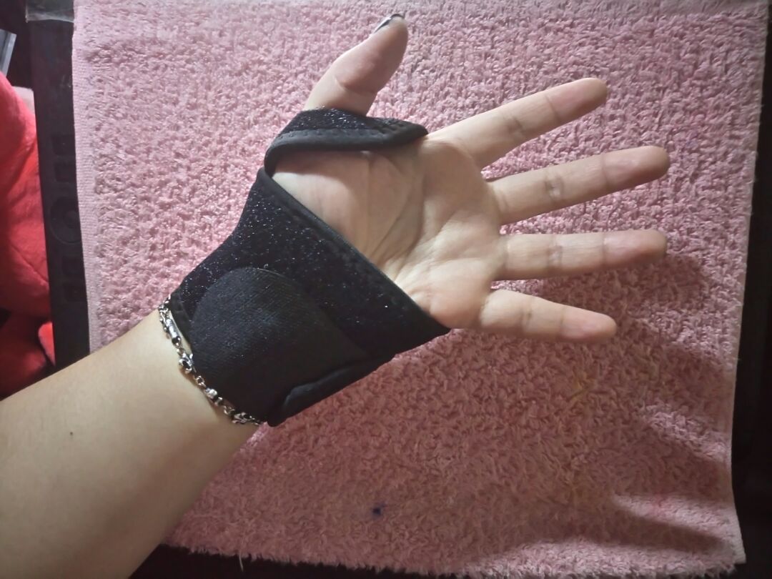 đeo thoải mái
cuốn tạ hay bên tay không làm đau lòng bàn tay
tuy nhiên tại vì không có các lỗ nhỏ thông hơi (loại găng mình mua trước đây có lỗ thông hơi) nên đeo lâu hơi nực bàn tay xíu. nhưng không thành vấn đề ?