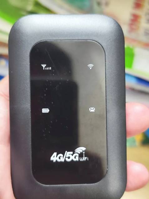 Vỏ đen mặt màn hình hơi trầy, không có lớp dán. Bắt sóng cũng giới hạn trong phòng là mạnh