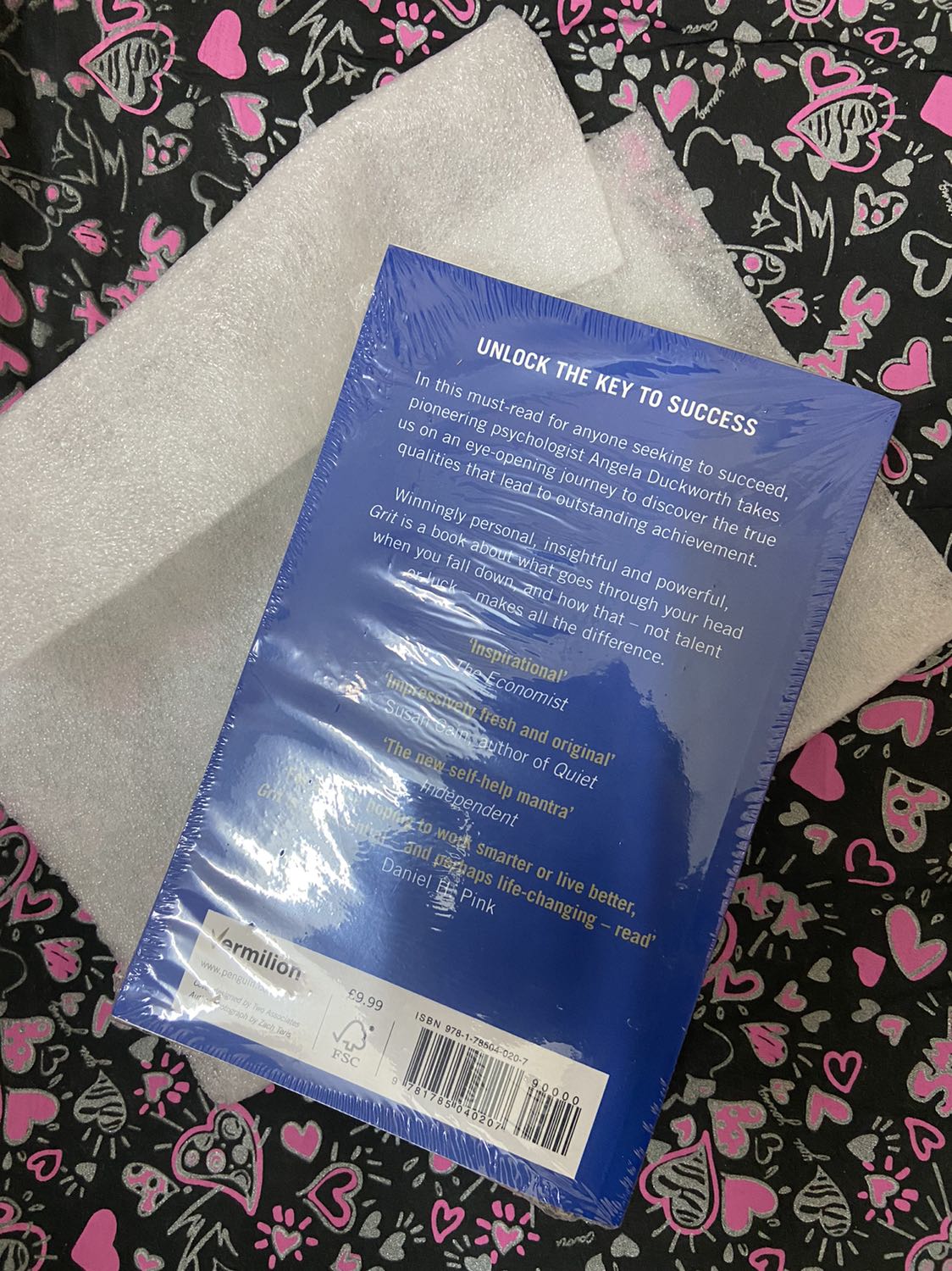Fahasa giao hàng nhanh . Nội thành 1 ngày là có . Sách đc đóng gói rất kĩ , có miếng mút bọc ngoài sách . Sách vẫn còn seal . Rất thích cách phục vụ này .
