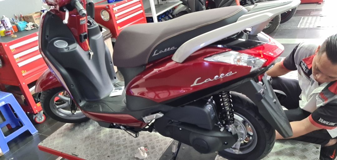 Giao hàng nhanh, mới mua hôm qua thì hôm nay đã gọi tới lấy xe rồi, dịch vụ giao xe nhanh, giải thích cặn kẽ. Còn đợi làm biển số nữa xem như thế nào.