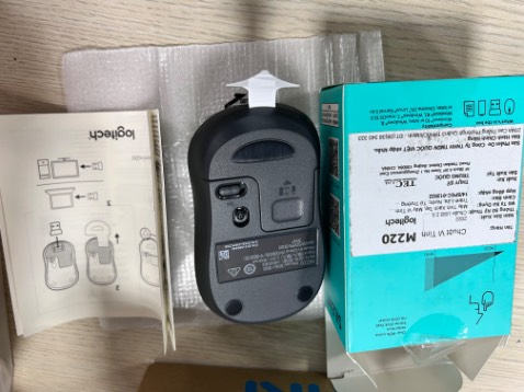 Chả là đang làm việc chuột lag quá lag, đặt ngay 2h con này. Ui cha trời ạ... Nó đúng là style silent plus, êm ru bà rù. Ah mà nhìu bạn nghĩ nó phải có đèn, đây ko phải chuột quang nhen mấy bạn, ko đèn mà xài êm ru luôn đó, đỡ hao pin