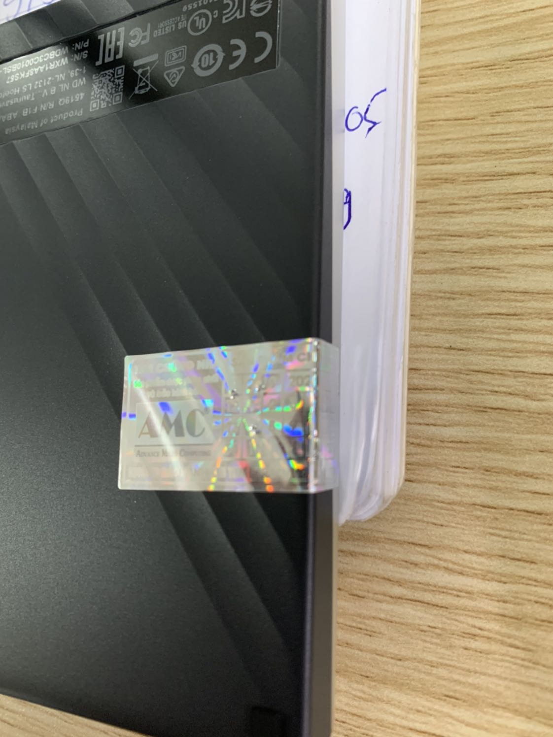 Tiki cho mình hỏi mình vừa nhận được sản phẩm 5 phút thì mình kiểm tra thấy tem sản phẩm có dấu hiệu bị đâm chọc rách nhỏ. Trên tem thì lại ghi KHÔNG BẢO HÀNH KHI TEM BỊ RÁCH, liệu trường hợp này mình nên sử lý thế nào vì rất 50/50 nếu sau này tem rách hoặc k hỗ trợ BH nếu tem bị đục thế này.