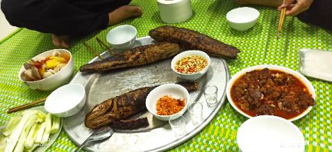 Bình tạm ổn.iox bóng đẹp.chất liệu mỏng nhẹ.
Gia cồng chưa tốt sờ còn bị cấn tay.không bị rò rỉ nước
Chưa thử nước nóng nên chưa biết có giữ nhiệt lâu hay ko .chân đế với vòi khá chắc
 không thấy có nhãn mác.toàn tiếng trung quốc mà ghi xuất xứ việt nam.
Trừ điển không thật thà