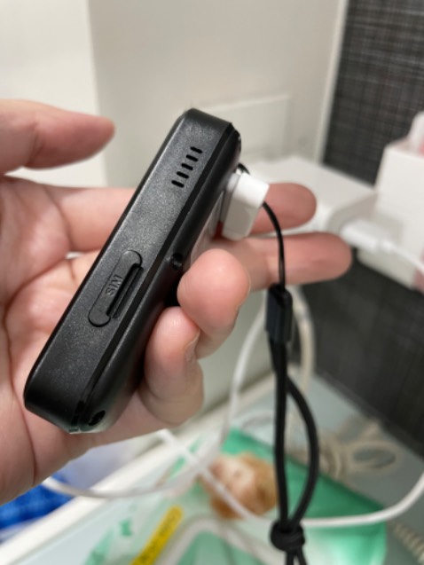 Lắp sim 4g & *** máy thì thấy sản phẩm định vị ok nha, app và hdsd tiếng Anh nên đọc hiểu cũng đơn giản. *** nghe gọi nt khẩn cấp này nọ cũng ok hết, vậy là dùng cho bé đi đâu thấy cũng yên tâm rồi. Máy có sẵn 80% pin, dùng thử cáp sạc đi kèm thấy cũng vào điện. Hy vọng pin sẽ bền.
Chỉ là expiration date tới đúng 1 năm sau khi kích hoạt, không biết đến lúc đó reset lại đc không ta?