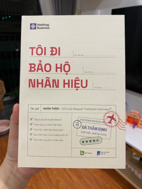 Một cuốn sách về chủ đề Nhãn hiệu rất trực quan và gần gũi, rất hữu ích cho anh em doanh nghiệp. Sách in đẹp, dày, chắc chắn, nhìn bìa giống y chang bộ hồ sơ đăng ký nhãn hiệu.