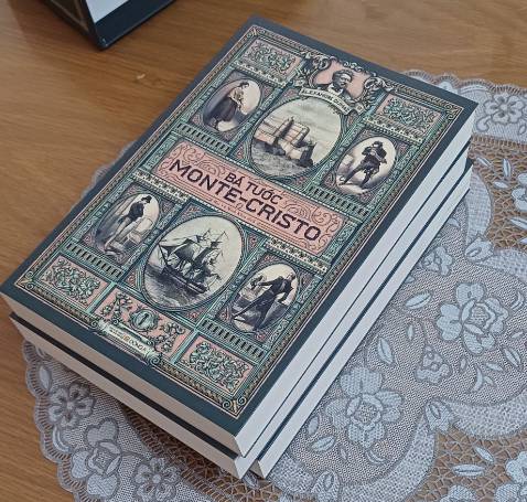 Thiết kế hộp: nói về Đông A làm bìa sách với hộp thì đẹp khỏi bàn, góc cạnh của hộp không bị trầy xước và bị móp méo.
Sách: bìa sách đẹp, hình ảnh minh họa sắc nét, trang sách ko bị bung chỉ hay bị dính trang, font chữ hơi nhỏ nhưng vẫn nhìn tốt được.
Nội dung: vì đây là bản dịch trực tiếp từ bản gốc tiếng Pháp nên đây là bản đầy đủ nội dung nhất trong các phiên bản khác, cũng là lý do mình chốt bộ này của Đông A.
Đóng gói và giao hàng: Đóng gói siêu cẩn thận, có bọc lớp chống sốc bên ngoài nên không sợ bị móp hộp, nhân viên giao hàng thân thiện, nhiệt tình và giao đúng giờ.
Không có gì để chê !