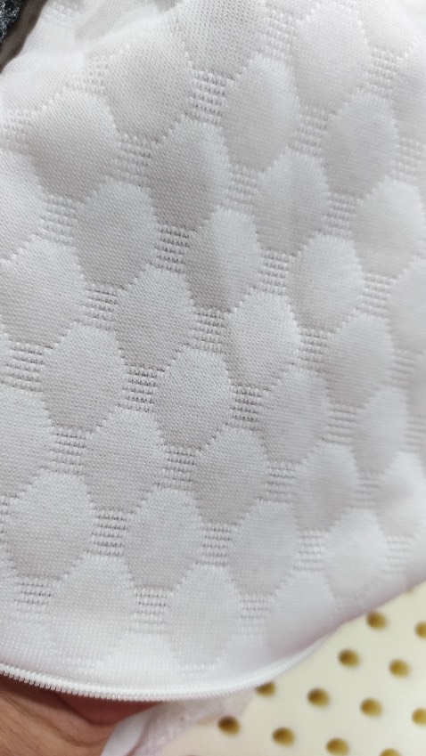 Bữa mua nệm được tặng kèm, nằm ngủ đã đã. Bữa vợ nó than ba bị đau cổ nên mua tặng luôn ông già vợ. ổng khen gối thấp ngủ ngon, kêu có gì mua thêm 1 cái ổng cho bạn