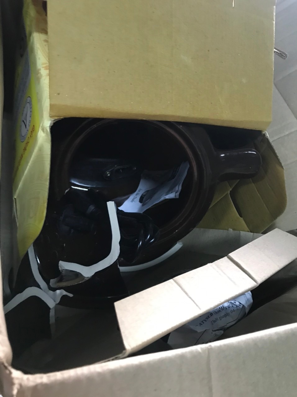 Chào Tiki , mình xin được hỗ trợ ajk , mình mua 2 lần , lần trước thì gói rất kỹ , hàng không sao . Đơn hàng này mình không kiểm tra , đến khi mở ra thì nó đã vỡ hết rồi , vì không gói gì hết 
Bên mình hỗ trợ đổi hàng khác giúp em nha