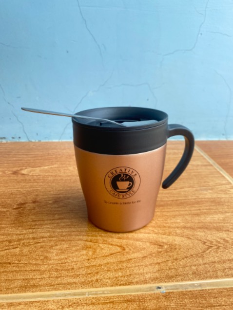 Kiểu dáng và màu sắc đẹp ,tay cầm fhuận tiện . Để đứng ly thì ổn,nhưng nếu ly bị đổ thì nước sẽ rò rỉ ra ngoài do thiết kế nắp chưa được tinh xảo như của hãng Lock & Lock