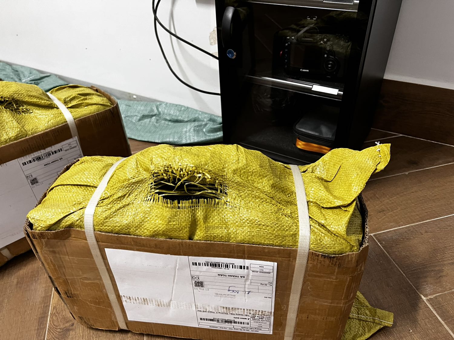 Hàng chuẩn đúng mô tả, dễ lắp đặt nhưng có mấy chỗ bị sét