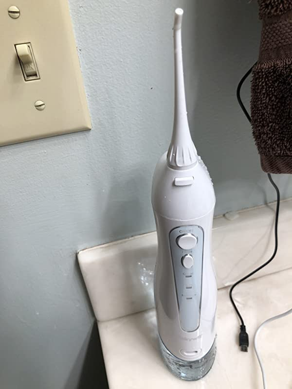 Đầu tư cái máy tăm nước thật sự đáng tiền lắm. Mình niềng răng được 1 thời gian rồi và cứ đến lúc đánh răng là như cực hình vì thịt rau các thứ mắc hết vào niềng vầ đánh xong cái răng mất cả tiếng đồng hồ. Nhưng từ khi mua em này về việc làm sạch niềng răng nó đơn giản lắm, dễ dàng hơn rất nhiều