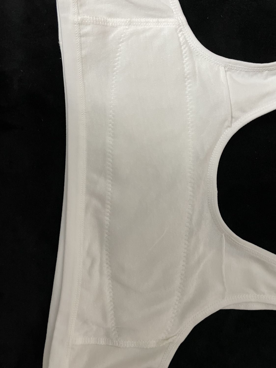 Hàng ok các mẹ ạ, vải cotton thấm hút mồ hôi tốt. Phía trước có lớp đệm mỏng may phẳng theo ngực áo, khá phù hợp với các bé lớp 4, 5, 6.