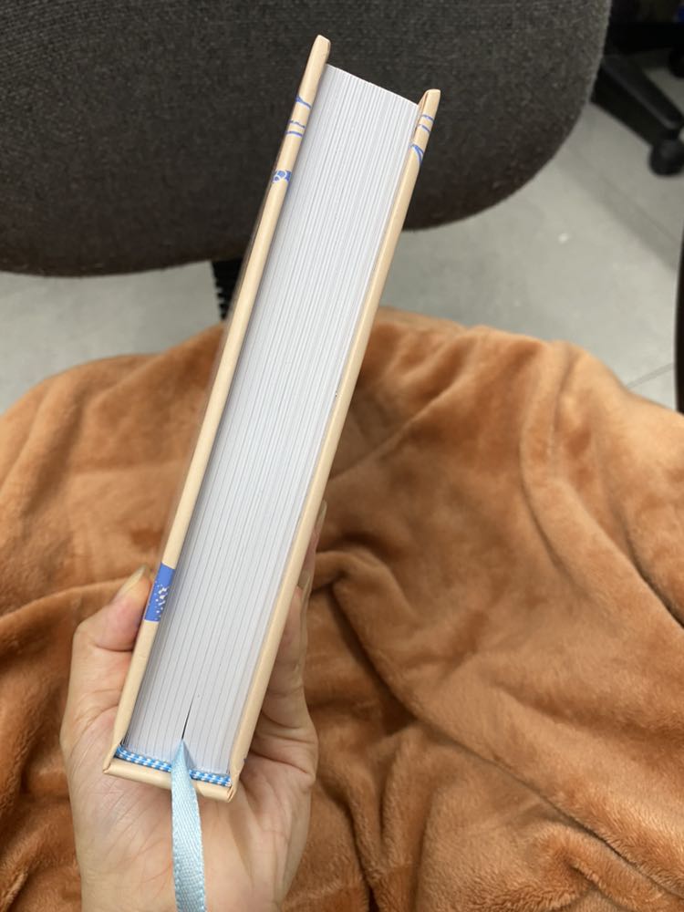 Nhận sách là mình hú hét luôn vì quá đẹp. Bản tiếng Anh Astrology of you and me đã quá nổi tiếng và hay rồi nên mình đã chờ phát hành bản Việt là hốt luôn. Sách siêu dày siêu nặng cầm đã tay lắm. Bìa cứng nhũ lấp lánh còn bên trong in màu 100% bảo sao giá xứng chất lượng cả thôi. Nội dung trình bày đầy đủ các mối quan hệ mà bạn có trong cuộc sống không thiếu thứ gì luôn: sếp, đồng nghiệp, nhân viên, bố mẹ anh chị em, ny đến ny cũ… có tất. Cuốn chiêm tinh có tính ứng dụng vào cuộc sống cao nhất mà bạn cần trong đời.