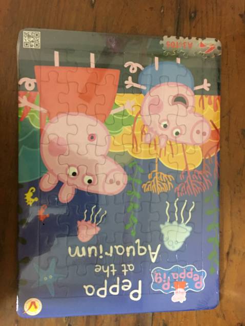 Giao hàng tốc độ ánh sáng, vừa đặt là ngày hôm sau nhận liền (mình ở tỉnh nên thường chờ cả tuần ấy). Tranh bự hơn mình tưởng nhiều ấy, khá nặng nhé. Mình tặng cháu nên chưa gỡ ra xem thử, nhưng thấy miếng ghép có vẻ dày dặn, hi vọng lúc tháo ra đỡ bị rách như loại miếng ghép mỏng.