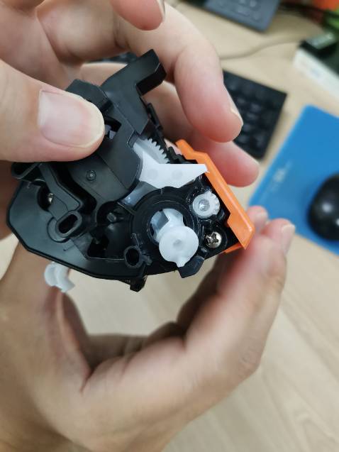 Mở hộp ra thì hộp mực bị gãy ko sử dụng được. Shop có thể liên lạc với mình để đổi trả Mở hộp ra thì hộp mực bị gãy ko sử dụng được. Shop có thể liên lạc với mình để đổi trả