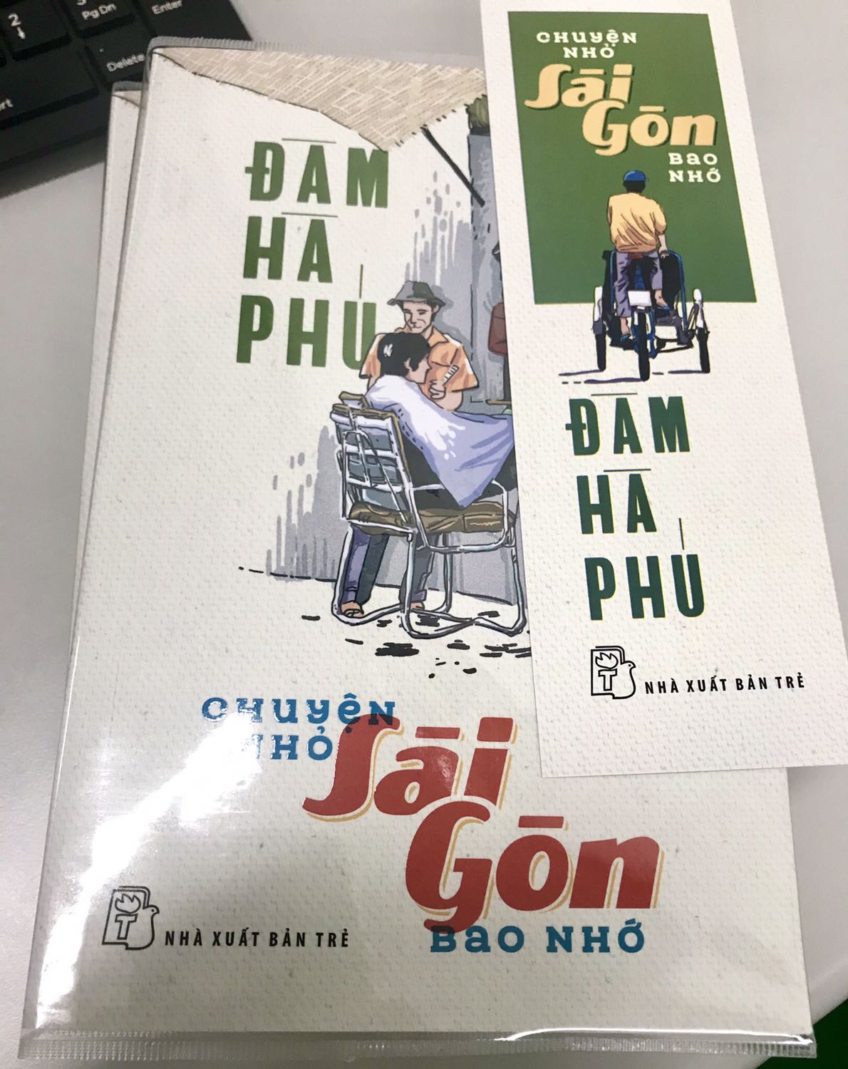 Sách đẹp. nội dung là tổng hợp của 2 quyển sách trước đó của tác giả Đàm Hà Phú. Văn phong bình dị gần gủi, miêu tả nét chất phác, mộc mạc và dễ thương của nhịp sống, con người ở Sài gòn.
Nếu có dịp đến Sài gòn bạn sẽ hiểu hơn cảm nhận sâu hơn về những gì mà quyển sách mô tả.