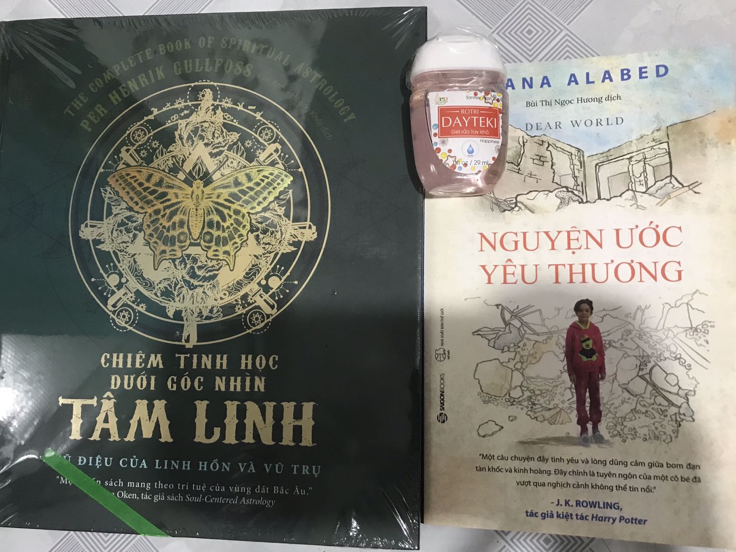 Mình chân thành cảm ơn quý nhà sách về 2 món quà tặng kèm. Mình rất trân trọng về điều này, mặc dù mình không sử dụng nước rửa tay khô, nên mình sẽ tặng lại cho ai đó cần. 
Mình rất thích món quà thứ 2, nó thật sự ý nghĩa về mặt giá trị tinh thần.
Thật may mắn khi vô tình mình mua được giá sale rẻ mà giá trị mang lại chất lượng cao, mà con được nhận thêm quà. 
Chúc nhà sách luôn thịnh vượng, gieo thêm nhiều giá trị nhân văn cho mọi người và xã hội nhé!