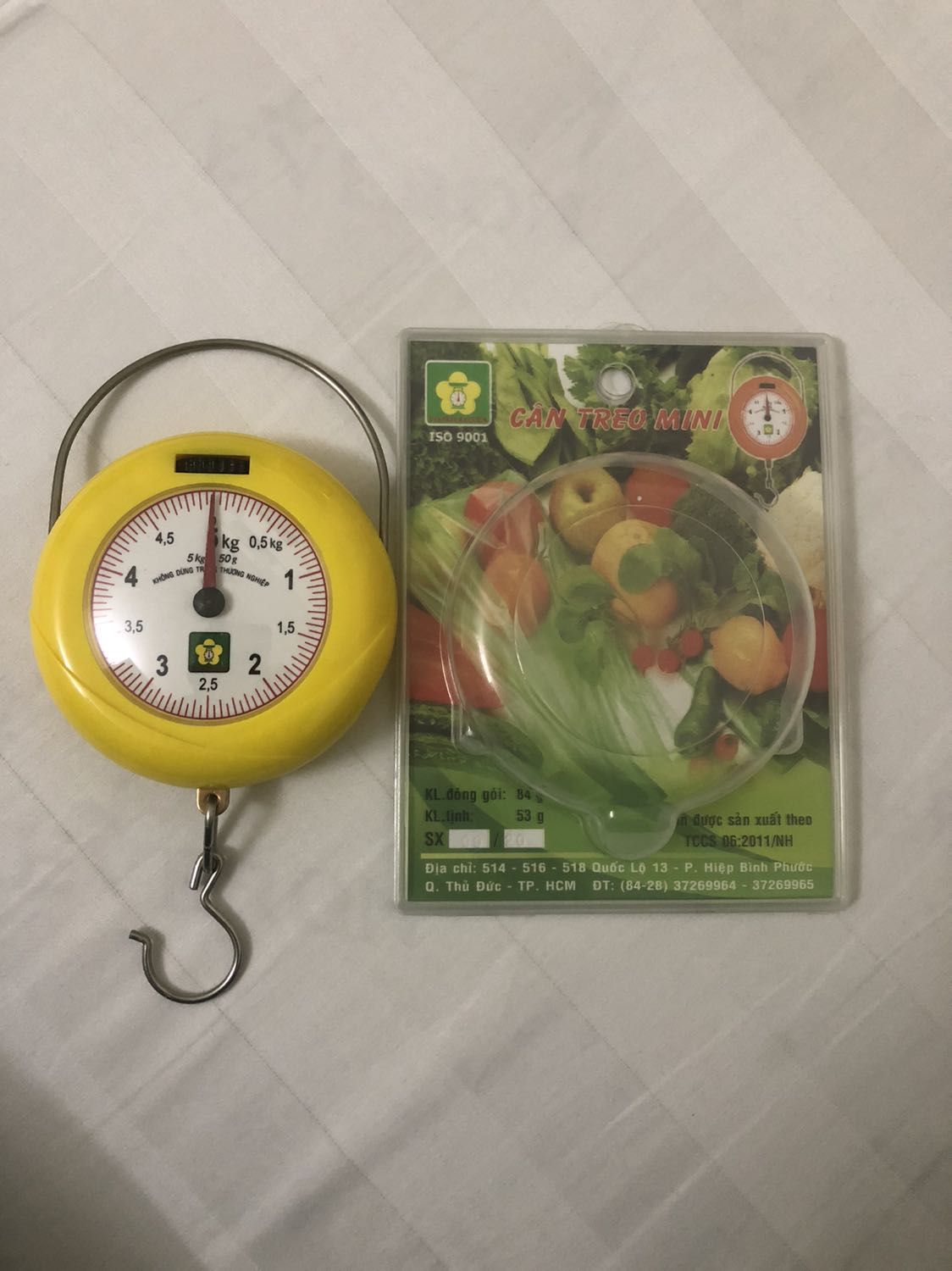 Mình rất hài lòng với chiếc cân nhận được! Cân được thiết kế khéo có thể giấu được móc treo và tay cầm nên cất trong túi rất tiện mà không làm rách và xước các vật dụng khác trong túi! Mình ủng hộ Tiki và sản phẩm của Việt Nam! Người Việt Nam ưu tiên dùng hàng Việt Nam chứ! :)