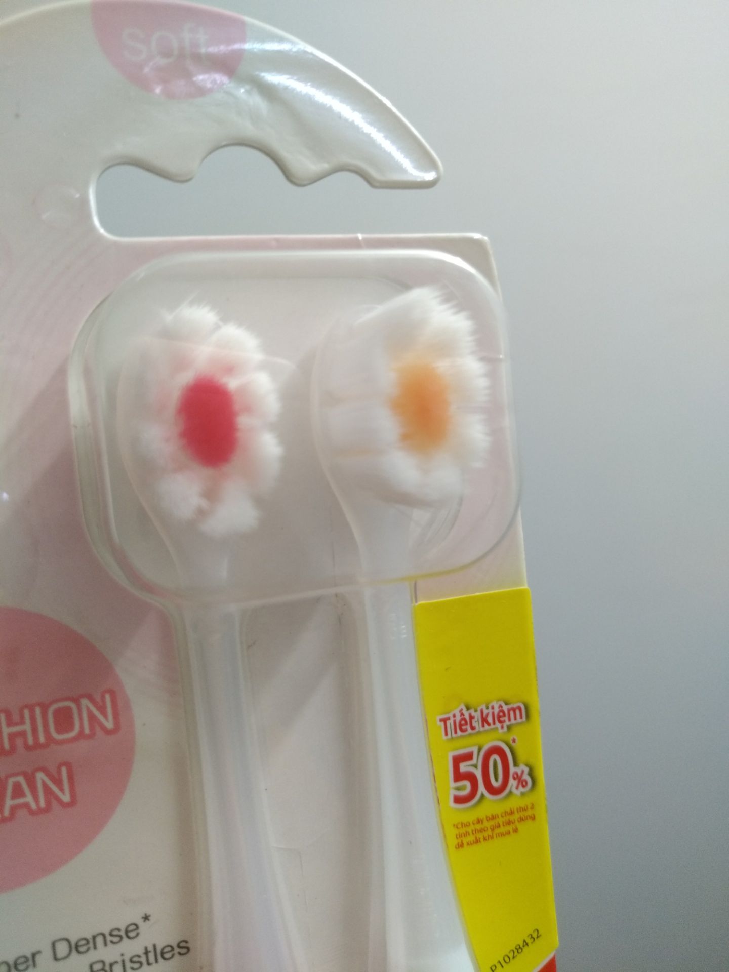 Bàn chải mềm, đầu bàn chải nhỏ dùng rất thích