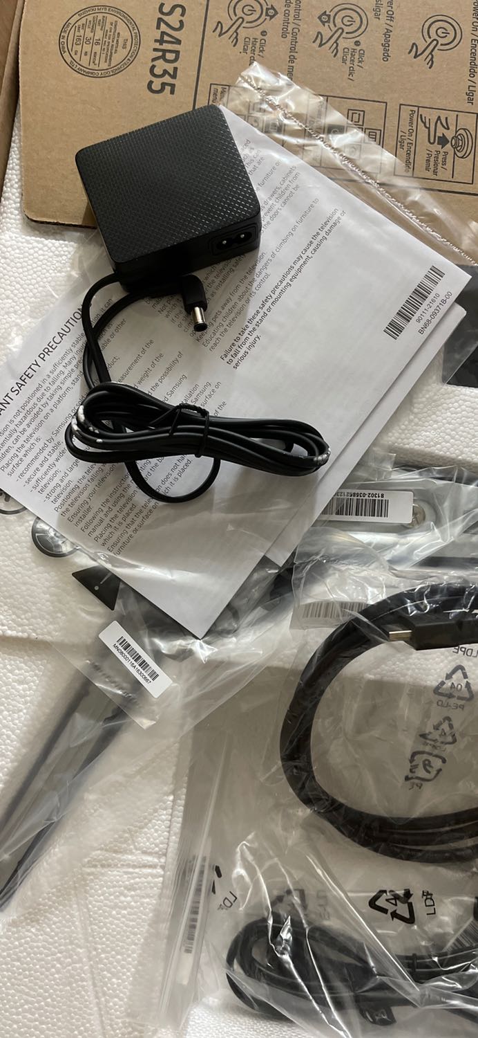 Khi mở hộp có 1 phần dây nguồn và adapter không hoàn toàn nguyên vẹn: không được đặt trong túi nilon và có vết bẩn như sơn trắng bám bẩn. Có thể hàng đã bị bóc từ trước và phụ kiện/ hàng hoá bên trong không hoàn toàn nguyên bản.