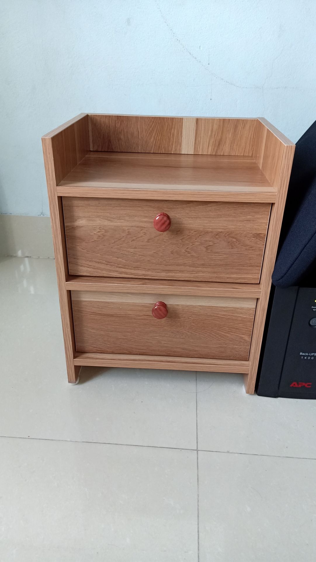 chất liệu gỗ đẹp, nhưng tủ có kích thước khá nhỏ. không giống lắm với mô tả sp trên shop nhưng so với mức giá hơn 100k thì mình thấy ok rồi.