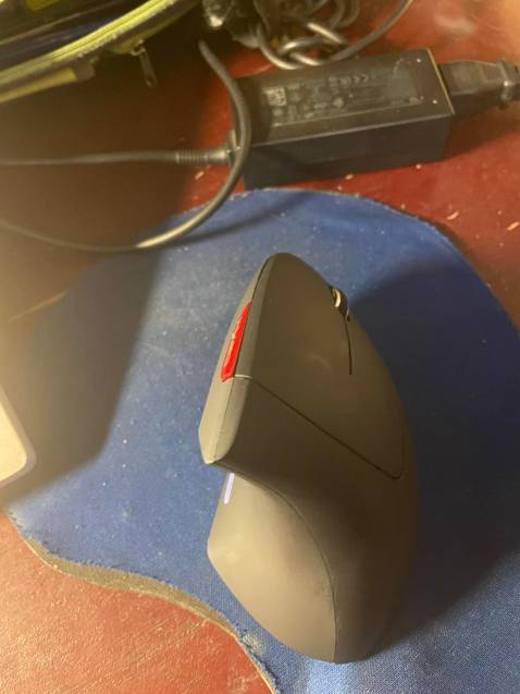 Giao nhanh, gần trưa đặt thì giữa chiều đến nơi rồi. (Mình ở HN). 
Kiểu dáng chuột hơi lạ nhưng quen tay thì thấy khá thoải mái. Cắm sạc khoảng 2 tiếng hơn thì đầy. Mới dùng được 1 ngày chưa thấy vấn đề gì, chuột khá nhạy. 
Giá size nhỏ hơn 1 chút vì tay mình khá bé.