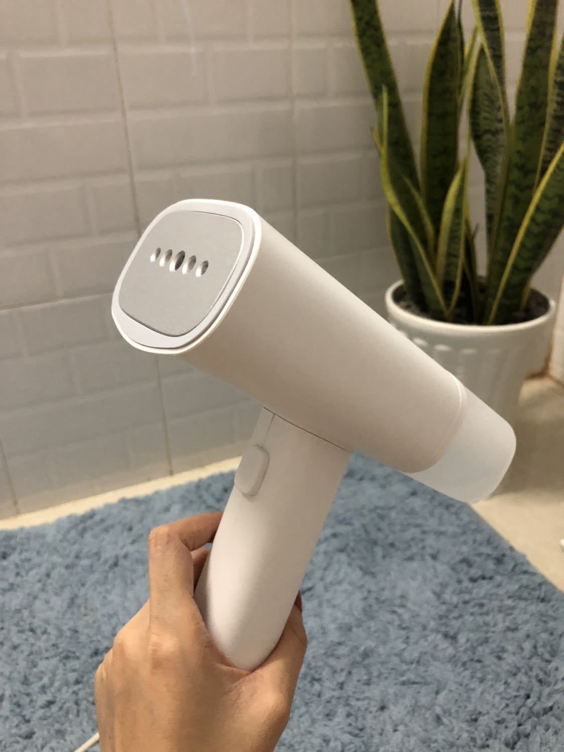 Mua về 3 ngày rồi mình mới có tg thử sp. 
- Ủi Ko thẳng được đồ, chỉ đồ mỏng thì tạm ổn.
- Cảm nhận mình thì công suất thấp chứ ko cao như đã giới thiệu
- Cầm nặng mỗi tay, lượng nước thì ít 
- Mẫu mã thì đẹp nhìn sang, ủi cứ phải lấy ngón tay nhấn giữ mãi thì quá mệt mỏi
- Chui cấm 3 chấu nên cần mua đầu đổi nha