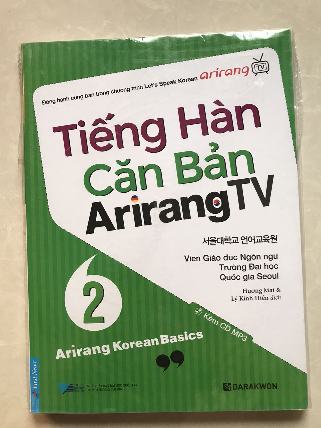 Sách bọc túi ngoài, đảm bảo sách nguyên vẹn, mới, tránh rơi đĩa cd bên trong. Nếu không thích nghe qua đĩa, bạn có thể nghe file qua mã code. Sách học qua hội thoại ngắn, qua đó học từ vựng, ngữ pháp có trong hội thoại này. Mỗi bài giơi thiệu thêm 1 nét văn hoá. Sách phù hợp cho trình độ cơ bản giúp ôn thêm từ vựng, biết về văn hoá Hàn Quốc.