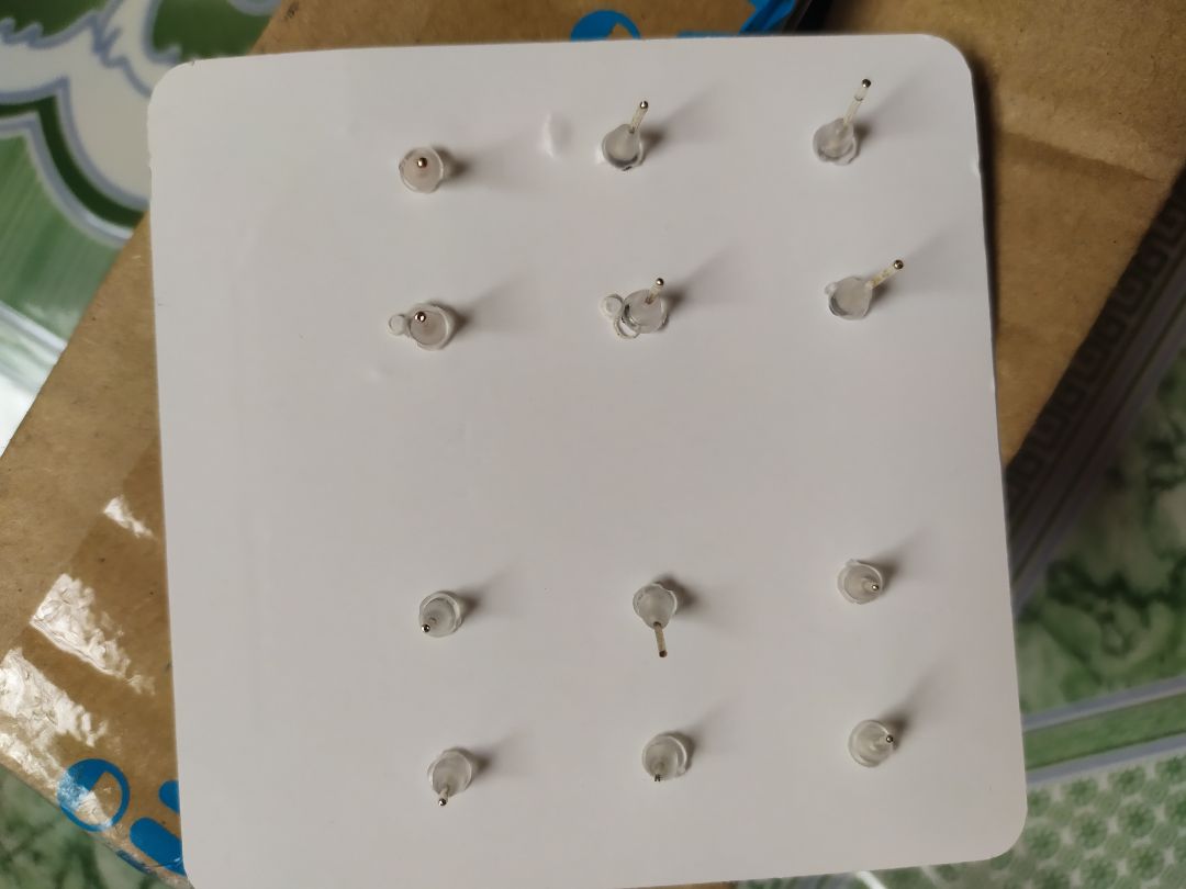 Bọc hàng không kỹ lắm.
Khuyên không lung linh như trong hình đâu,có vẻ hơi dễ hỏng nhưng với giá này cũng không hi vọng nhiều.
Giao hàng trước dự kiến.