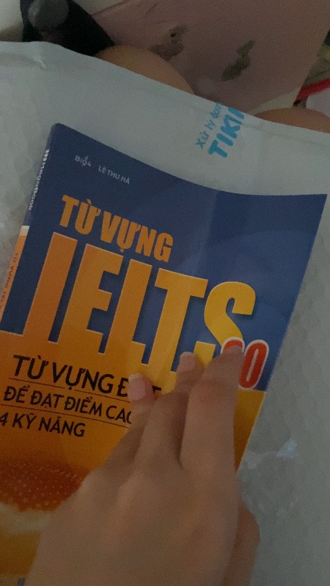 gói hàng và cầm quyển sách trên tay thì không có gì để chê
còn về phần nội dung có thể coi trong video bên dứoi , sách chỉ phù hợp với ng có nền sẵn k phải ng mới bắt đầu ,có bài đọc và định nghĩa để mng có thể dễ thuộc hơn , ổn -> có thể cân nhắc mua 7/10