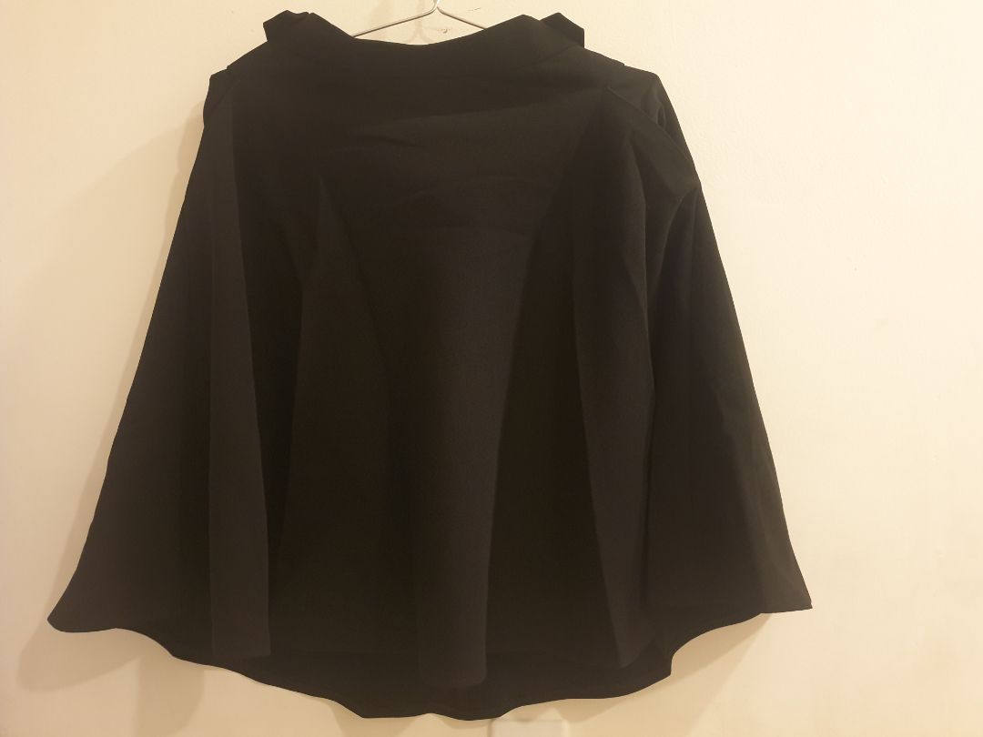 Chân váy tạm ổn, mà size lớn hơn bth và hơi xòe hơn so với trong ảnh.