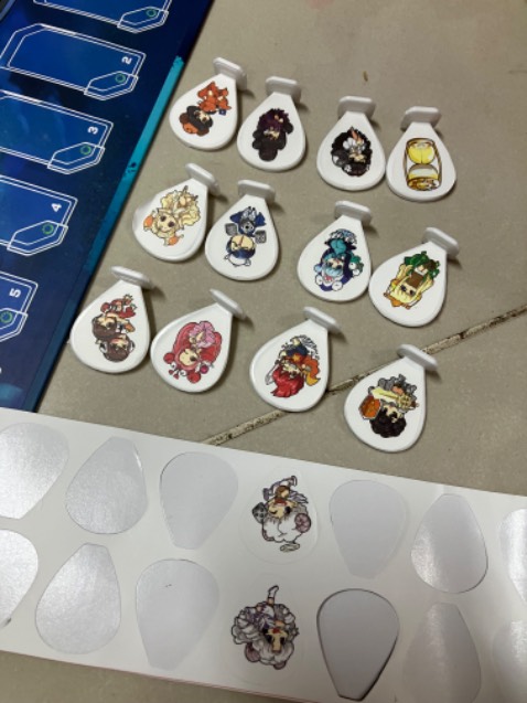 Giao thiếu 1 Token dán hình, gồm 12 Token nhân vật và 1 Token dán đồng hồ cát, nhưng trong bộ đồ chơi chỉ có 12 token