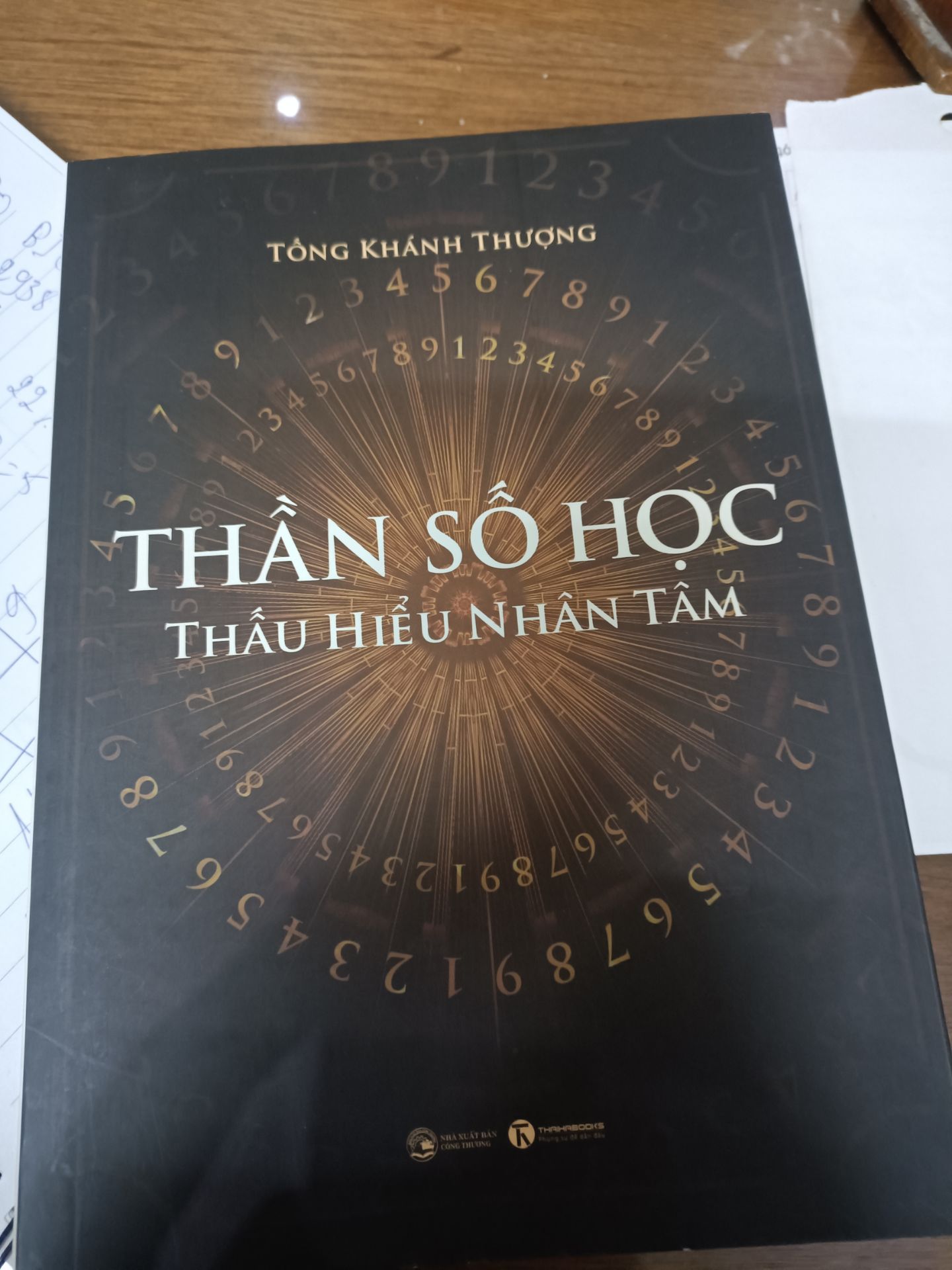 Sách trình bày ngắn gọn, dễ hiểu, đi thẳng vào trọng tâm. Nó bao gồm giải thích và hướng dẫn cách tính các chỉ số. Khi sử dụng, mọi người nên ghi rõ từng chỉ số ra giấy, vì một số chỉ số cuối sách được tính từ các chỉ số trước đó. Cá nhân mình đối chiếu với bản thân và chồng mình, thì thật sự bất ngờ vì nó rất chính xác. Mong mọi người có thêm một công cụ để giúp cho cuộc sống của chúng ta ngày càng tốt đẹp hơn.