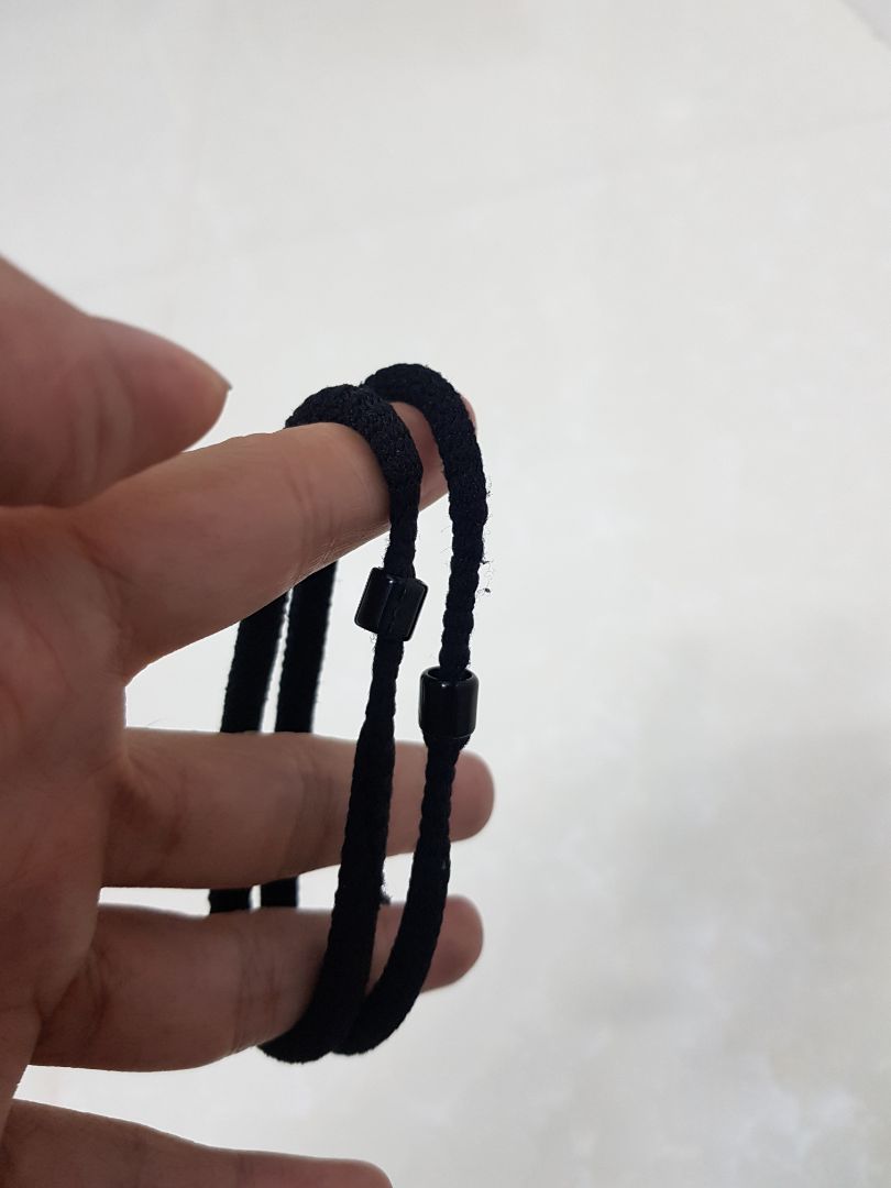 Chỉ được cái hộp dày và cứng, còn chất lượng dây buộc cực kỳ tệ.
Chỉ kéo ra chưa kịp buộc đã bung keo.