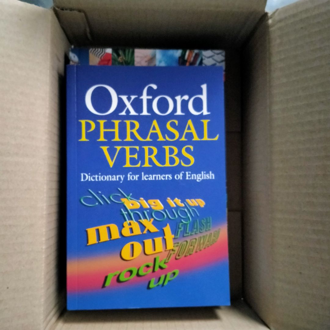 sách nguyên vẹn ,giấy và bìa dày.Trình bày rõ ràng ,dễ hiểu có chú thích bằng ký hiệu chìa khoá ở các từ quan trọng.Đóng gói đẹp,giao hàng đúng hẹn xứng đáng 5 sao.