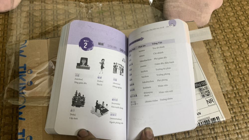 mới đầu còn tưởng quyển sách khá là to nhưng thì ra là 1 cuốn sách mini, nhưng mà không sao, hàng bọc đẹp, sách mới và đẹp, có nhiều từ vựng theo chủ đề để trau dồi kiến thức thêm cho bản thân, tiện mang đi lại