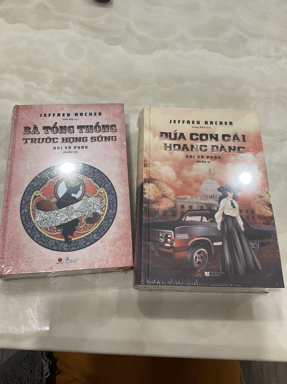 Thì mng biết rôdi đó tiki bọc thì sơ sài mỗi hộp giấy ko chèn giấy hay gì, trời mưa ẩm hết hộp tuy nhiên may quá 2 quyển này có màng bọc nilon nên nguyên vẹn ko vấn đề gì. Đoc hai số phận hay quá nên mua vội 2 quyển này đọc cho hết series, văn chương lối kể chuyện của tác giả đúng thật sự đỉnh cao