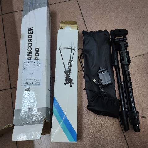 Hàng báo là giao vào 8/5. Nhưng 6/5 đã giao. Hàng không đúng loại tôi đặt. Không có Remote như đã đặt hàng. Các khớp nối rất lỏng lẻo, như hàng chợ nhái. Không gói hàng mà để trong 1 bao bì khác và dán băng dính sơ sài. Thất vọng với TIKI.