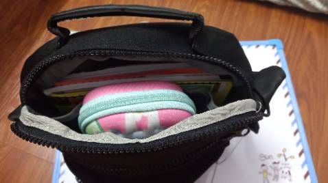 Túi nhỏ gọn mà nhiều ngăn, túi mới mở ra mà mùi thơm dễ chịu, đường may thì siêu chắc nè. Nhỏ xinh cho bé nhà mình đi học thêm nè.