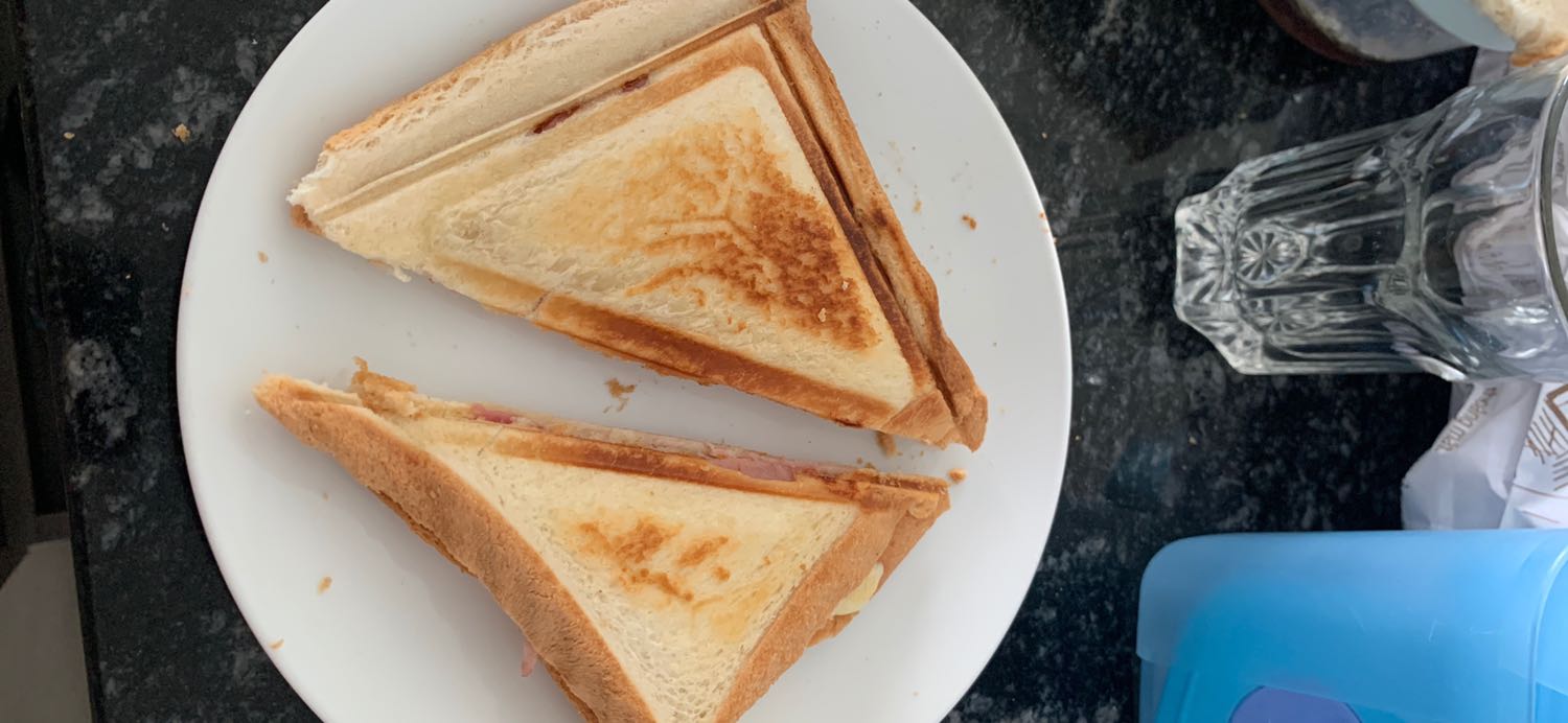 Nướng ổn k bị cháy, mình kẹp cheese and ham giữa 2 miếng sandwich và quết butter bên ngoài 2 mặt ra sản phẩm rất ngon
