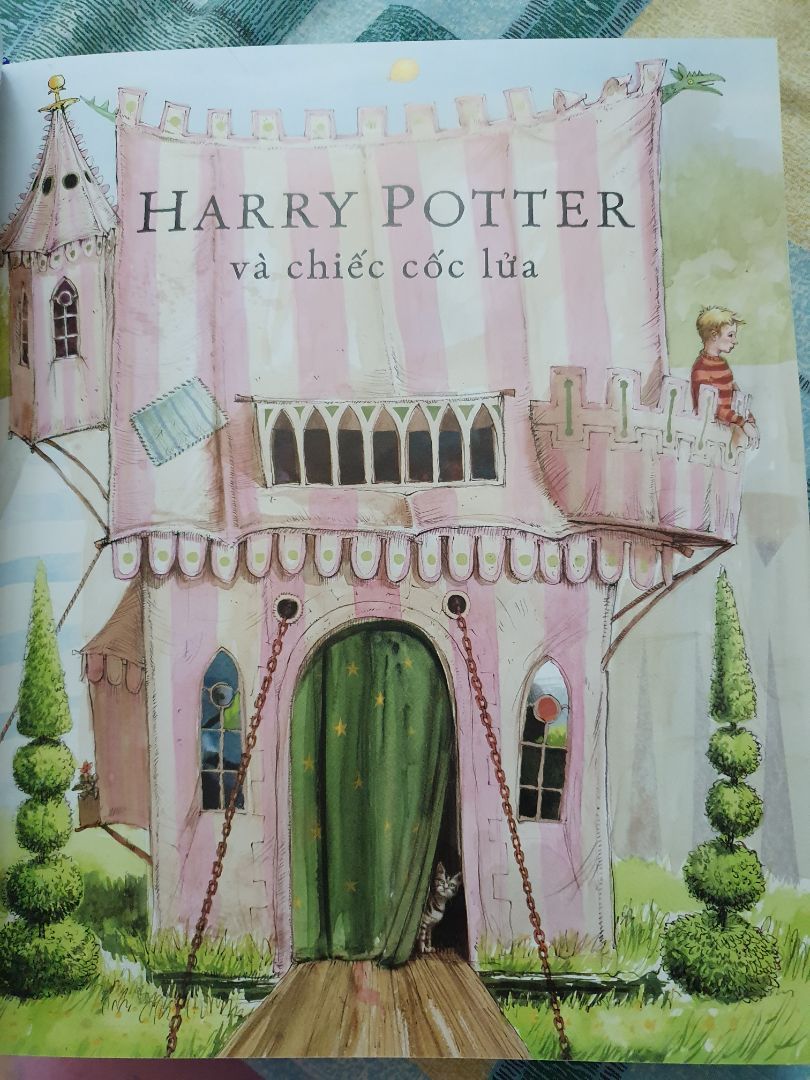 Sách giấy in tốt, chất lượng, minh hoạ của Jim Kay vẫn rất đỉnh. Nội dung truyện đương nhiên xuất sắc, cả bầu trời tuổi thơ quay lại :)). Có lời khen đến Tiki đã giao hàng rất nhanh, sách sang xịn mịn :)). Tuy nhiên sách lần này vẫn có điểm khiến mình hơi hụt hẫng. 
Thứ nhất, sách không có set box bọc ngoài như 3 tập trước khiến bộ truyện hơi lệch tông. Đương nhiên mình biết bản gốc cũng không có set box nhưng đã trót làm thì nên làm đến cùng.
Thứ hai, vì cốt truyện tập 4 có nhiều phân cảnh hay nên mình nghĩ sẽ có nhiều minh hoạ. Nhưng thực tế lượng minh hoạ ít hơn mình nghĩ, kể  cả là minh hoạ background. Có rất nhiều trang trống, chỉ toàn chữ. 
Thứ ba, có 1 bất tiện mà sách bìa cứng dày nào cũng mắc phải, làm đau đầu cả nxb lẫn độc giả là gáy sách. Dù mở sách rón rén có 30 -40 độ thôi mà nhìn cứ như sách sắp long ra khỏi bìa :))). Đây mới là tập 4 đã thế không biết tập 5 thì thành thế nào.
Dù sao sách vẫn đỉnh, đáng đồng tiền bát gạo. Mà sách có độ dày 516 trang chứ không phải 306 như Tiki đăng thông tin nhé :)))