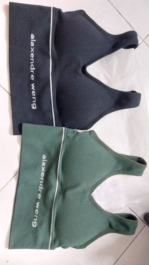 Áo đẹp, chất vải mặc thoải mái và tôn dáng lắm ạ. Hàng đẹp chất lượng và giá thì hạt dẻ. Các chị em vào mua ủng hộ shop nha!!