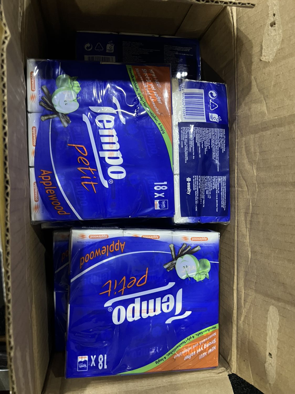 Giao không đúng sản phẩm đã đặt, vui lòng sắp xếp đổi lại giúp tôi hoặc hoàn trả tiền nếu không còn đúng loại đã đặt ban đầu.