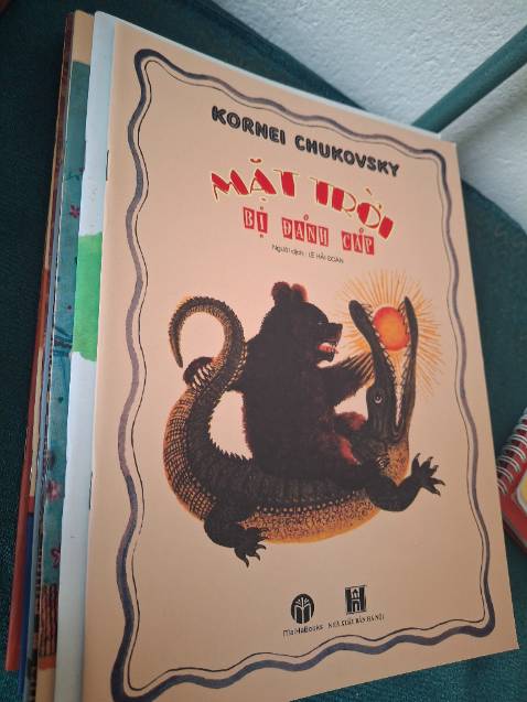 12 cuốn truyện nó gắn liền tuổi thơ thế hệ 9X của tôi. Nhìn thấy những cuốn sách này, bao ký ức đẹp của tuổi thơ ùa về. Rất thích các cuốn sách tranh của Xô Viết cũ.
